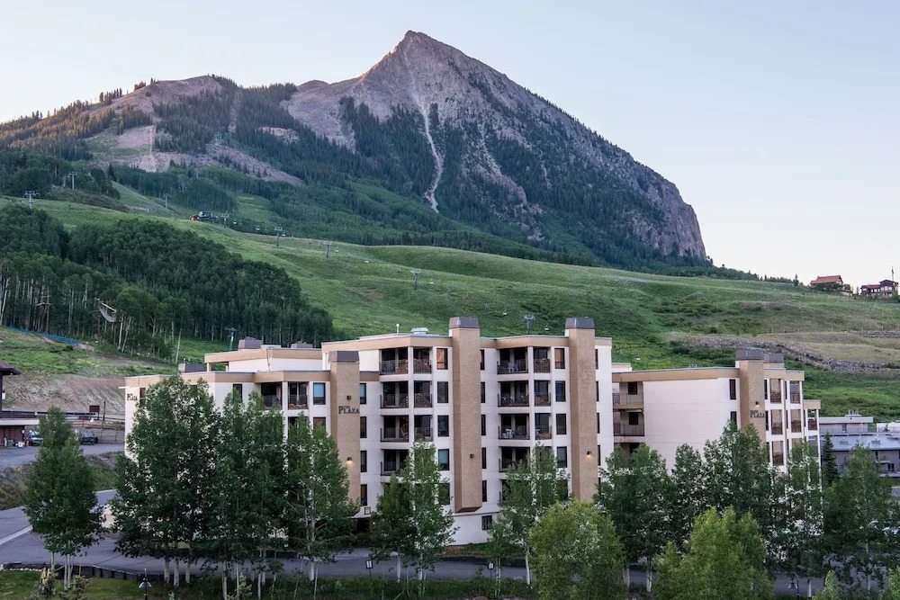 Recently Updated Plaza  3 Bedroom Condo - No Cleaning Fee! by RedAwning