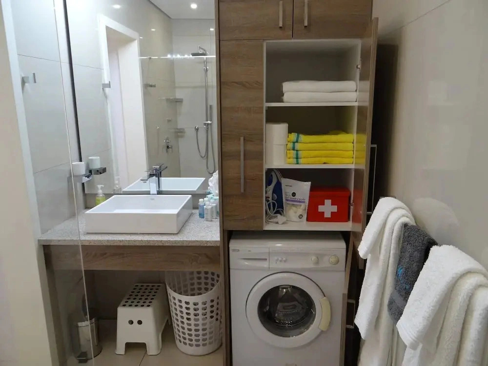 Stylish 1 BR Unit, pvt Garden, Free Wifi & Parking