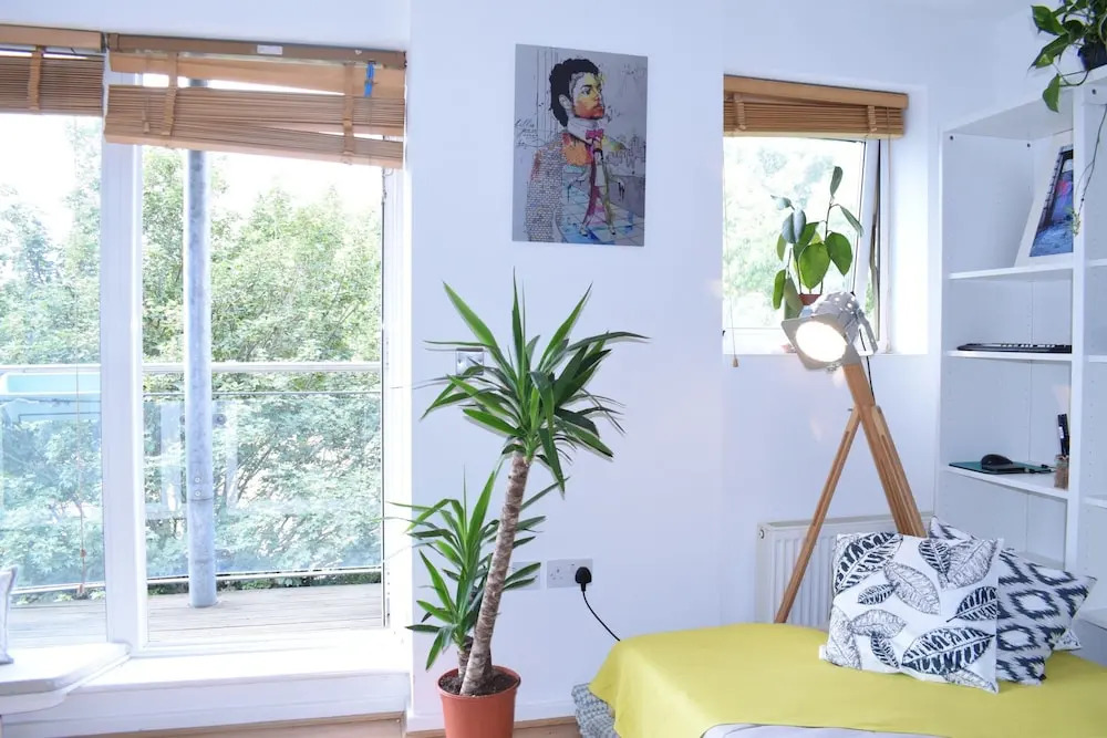Spacious Apartment Overlooking Haggerston Park     (No Front Desk Need To Contact Property 5 Days In Advance)