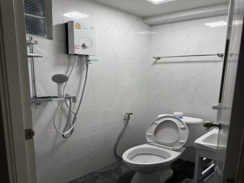 OYO 75495 Ratchadadome Hostel Bangkok