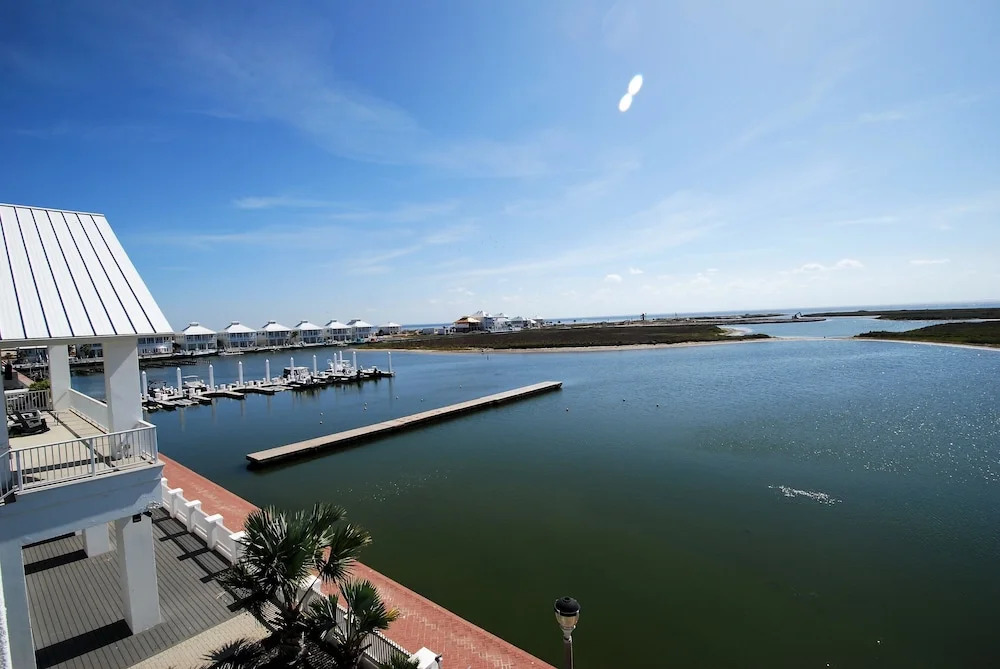 Avalon - Townhouse At The Shores 4 Bedroom Home by RedAwning