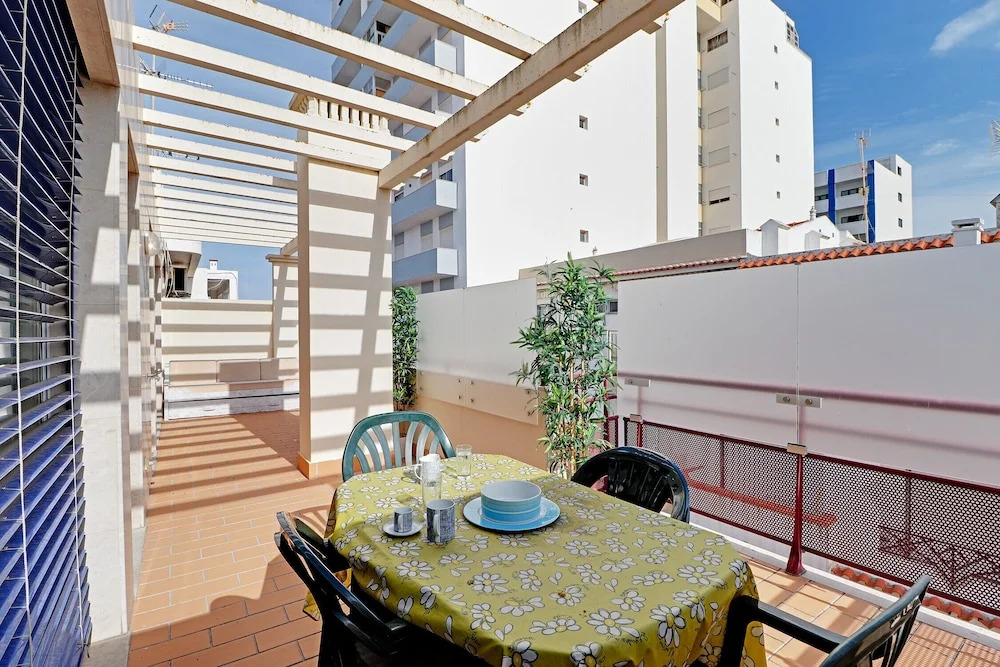 Monte Gordo Downtown by Homing
