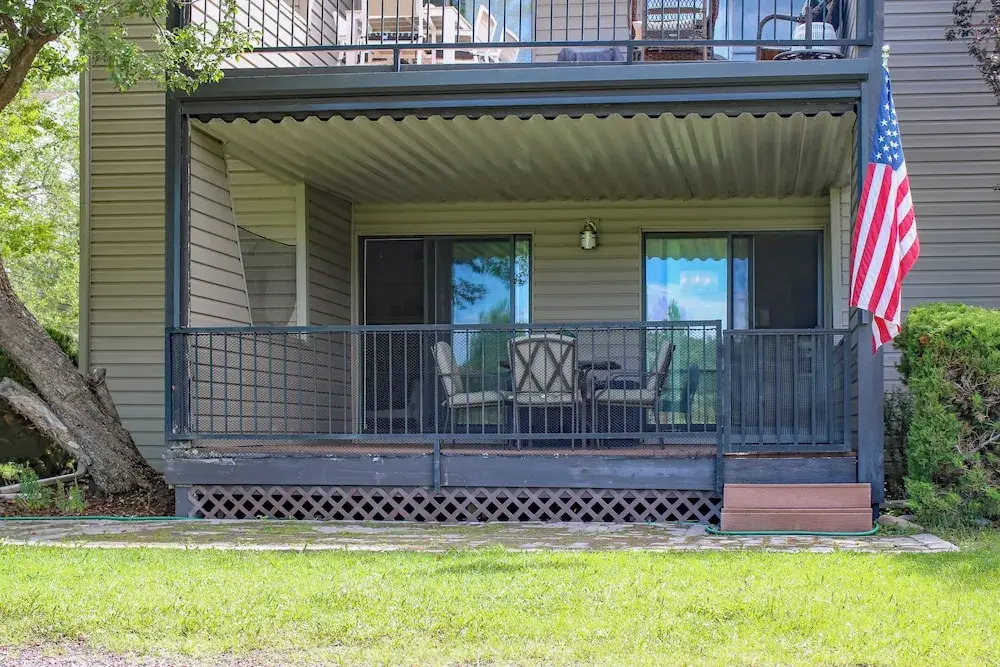 Deck & Golf Course Views: Munds Park Condo!