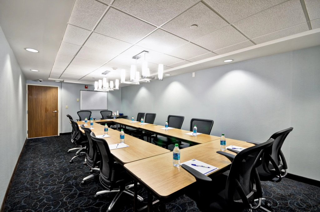 Holiday Inn Express Romulus / Detroit Airport by IHG