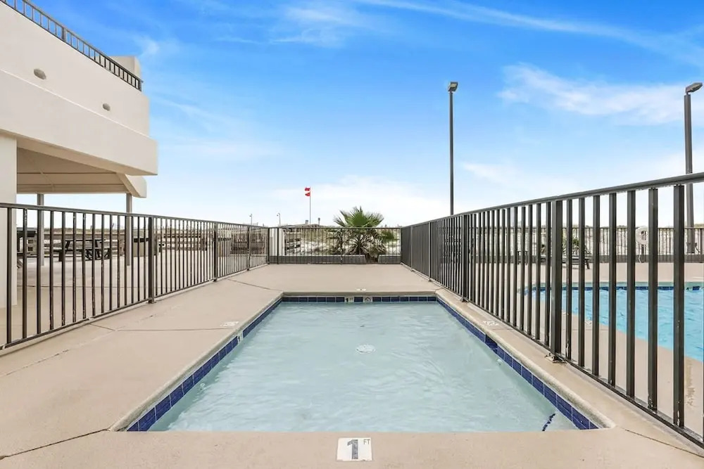 Island Winds West 774- Walk to Hangout Beachfront