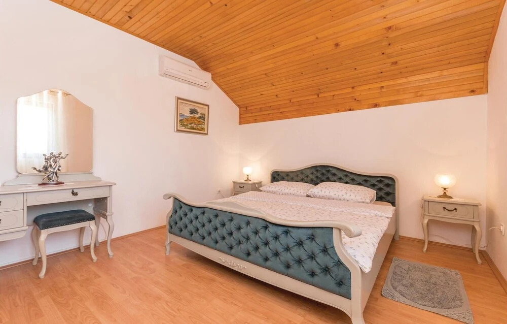 Amazing Home in Lisicic With 4 Bedrooms, Wifi and Outdoor Swimming Pool