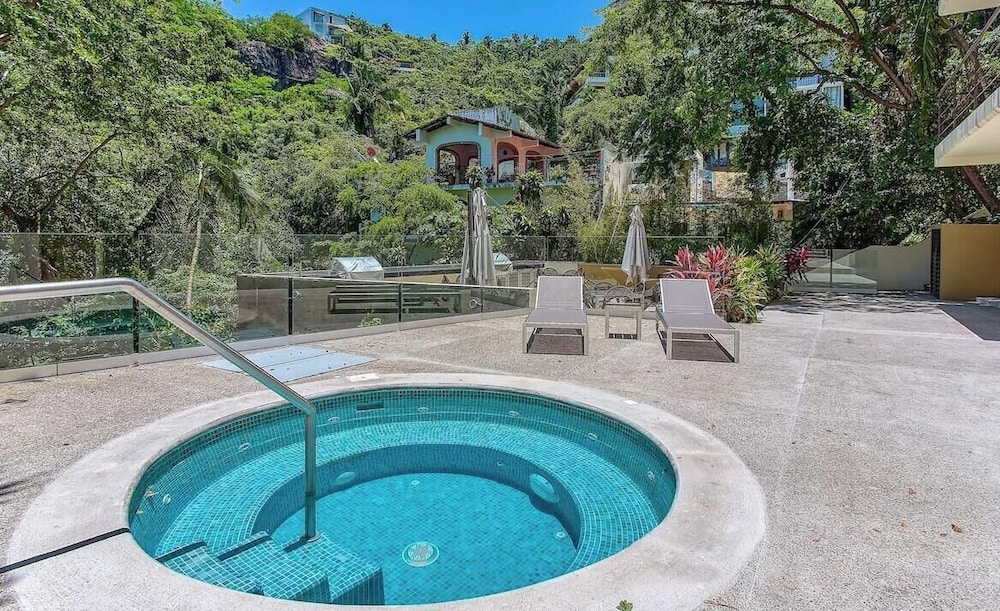 Luxury 2 BR Condo in the Jungle - Oceanview Pool