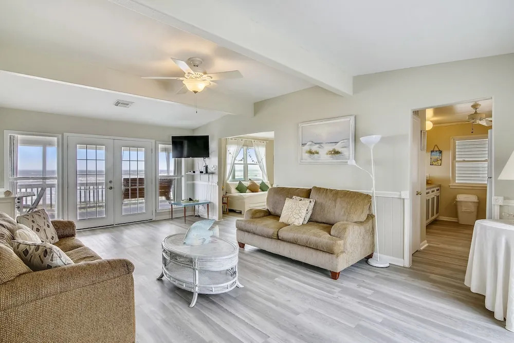 Betsy's Beachfront Cottage 3 Bedrooms 2 Bathrooms Home
