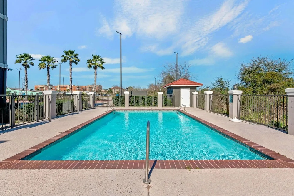 La Quinta Inn & Suites by Wyndham Winnie