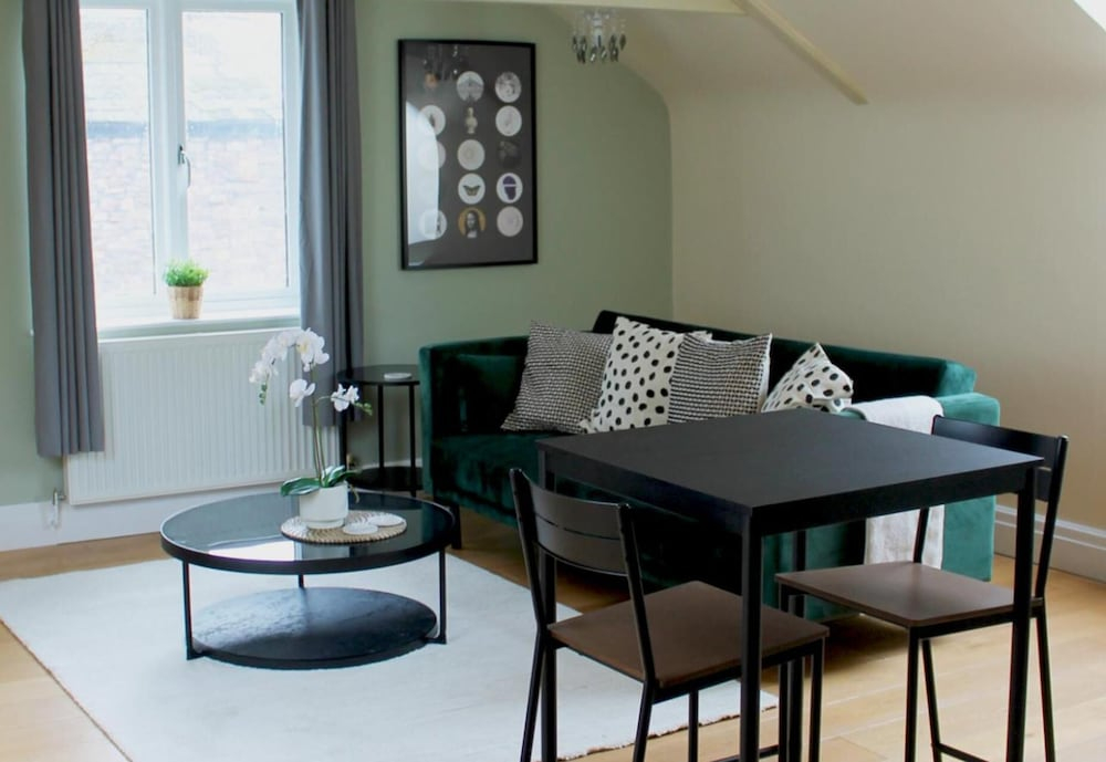 1 Bed Flat - Sleeps 2 - Parking - Wifi