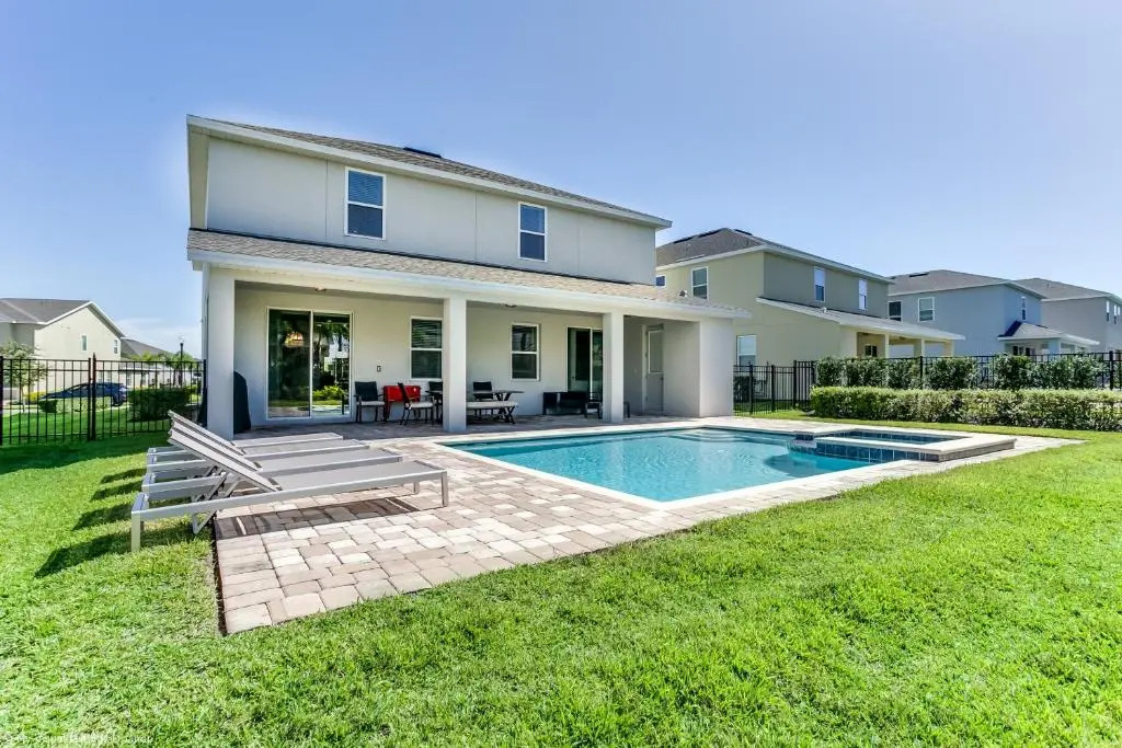 8 Bedroom Vacation Home with Pool 2114