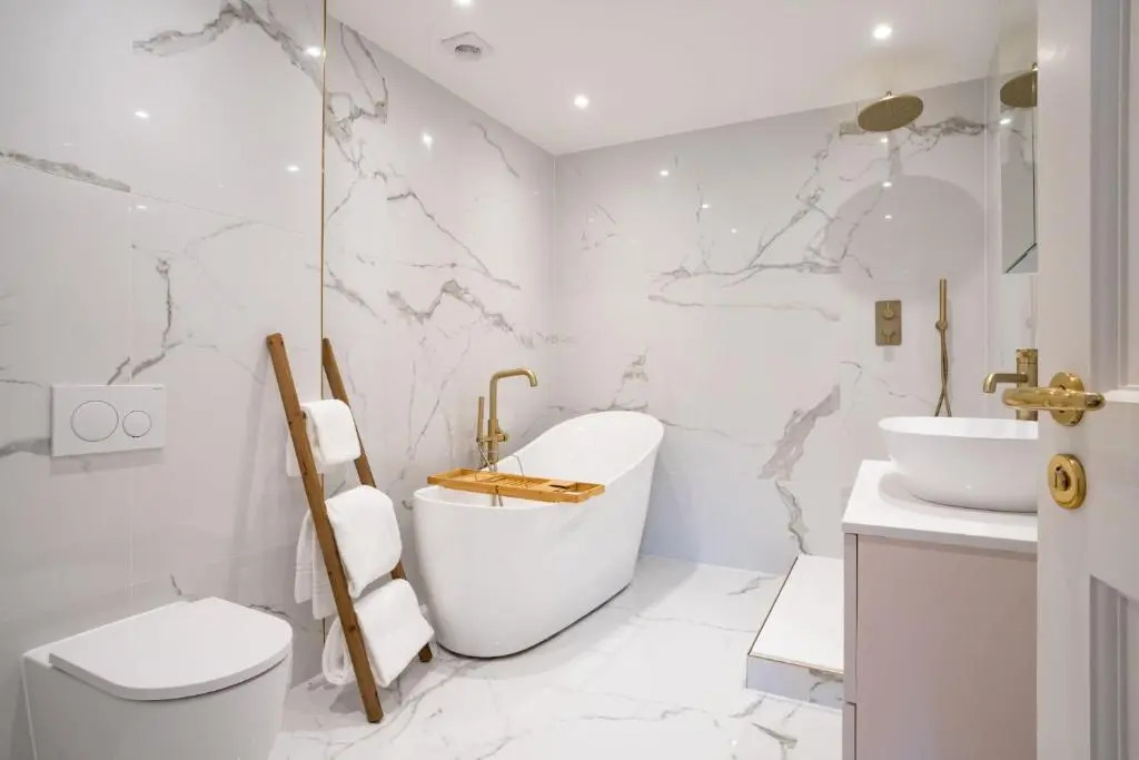 Brand New - Contemporary - 2 Bedroom - 2 Bathroom - Spacious Apartment - Lake Views