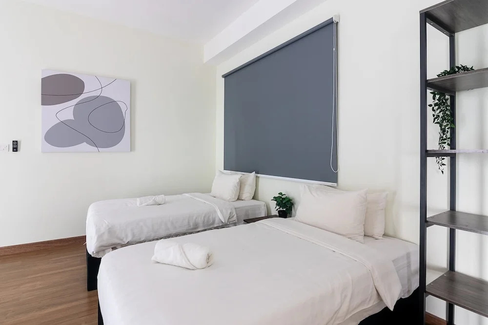 Modern Family Duplex for 6, Near Jonker St