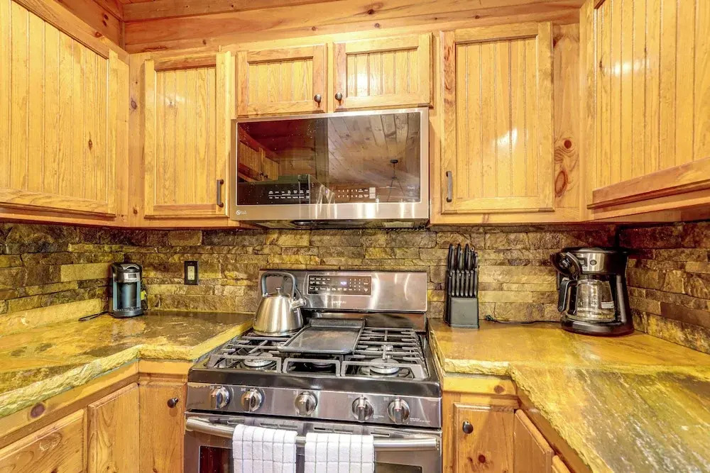 Blue Ridge Cabin w/ Hot Tub, Fire Pit, & Game Room