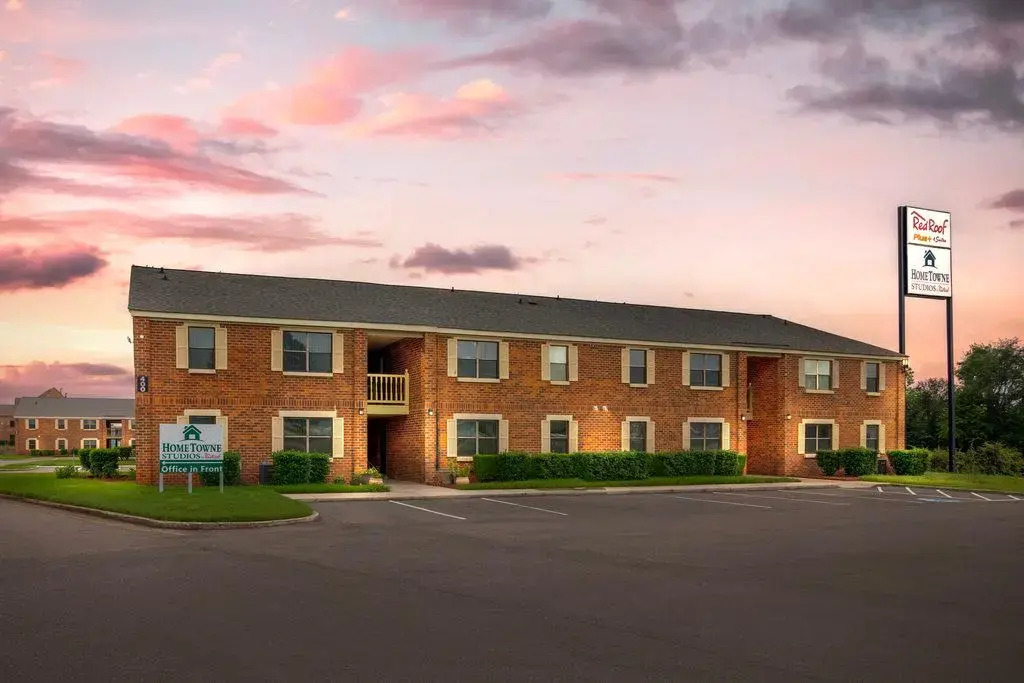 HomeTowne Studios by Red Roof Huntsville - Madison