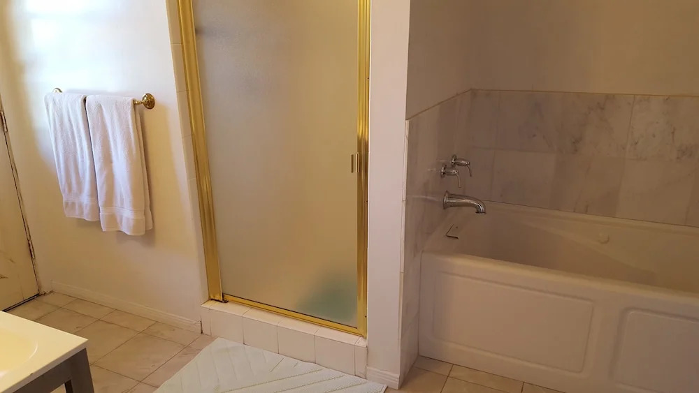4 Bedroom Celebrity House with Pool & City View