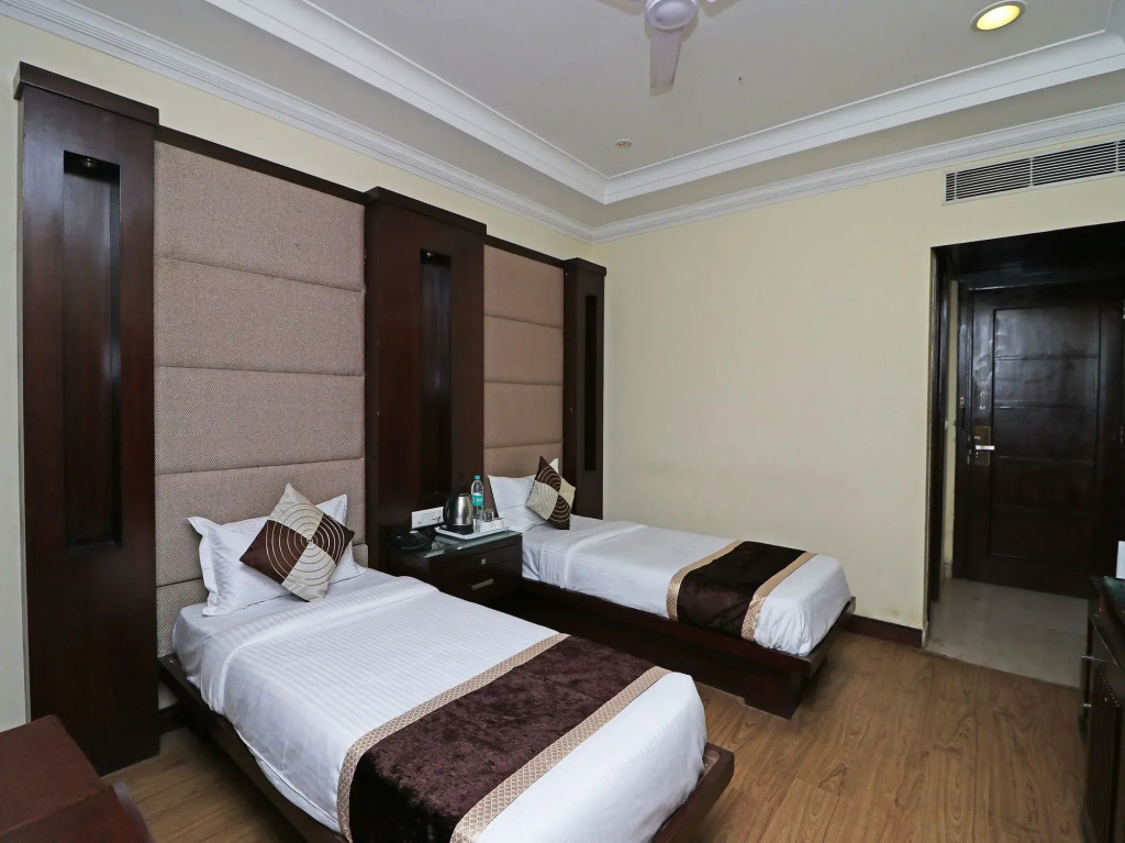 Fabhotel Broadway Inn Nehru Place