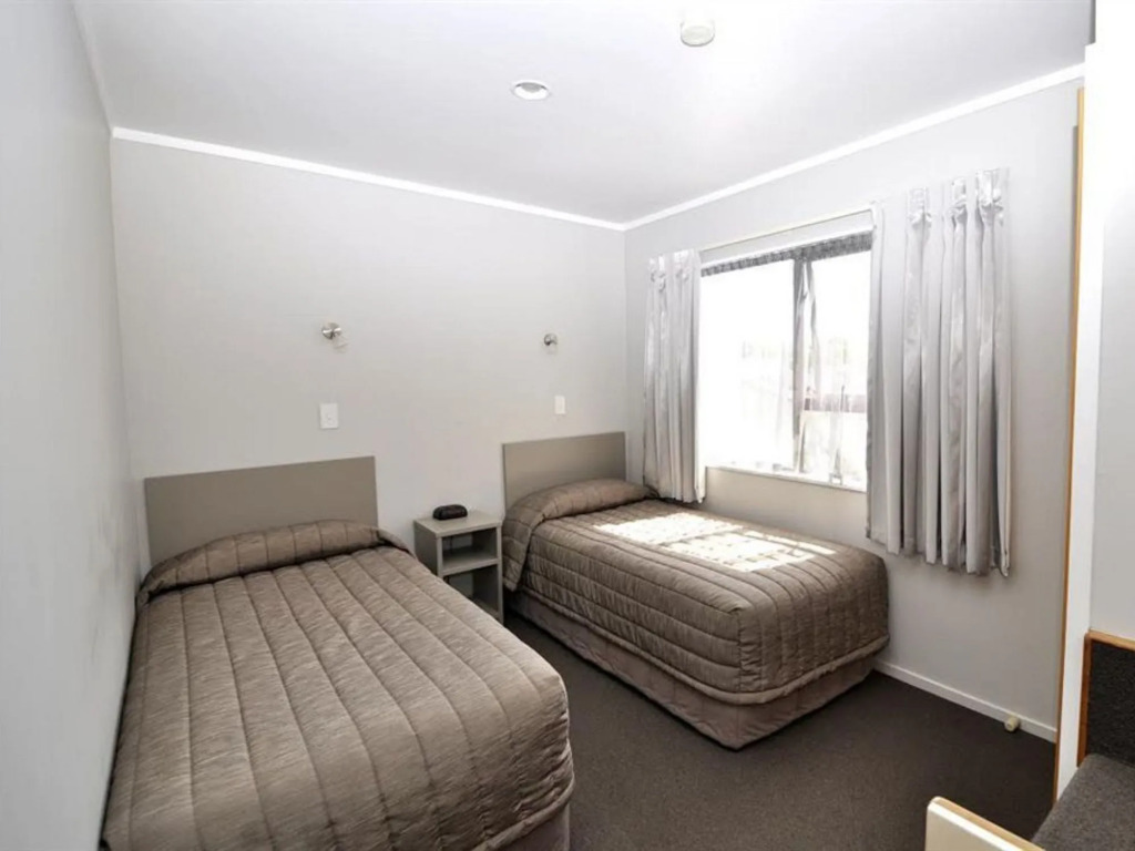 Knightsbridge Court Motor Lodge