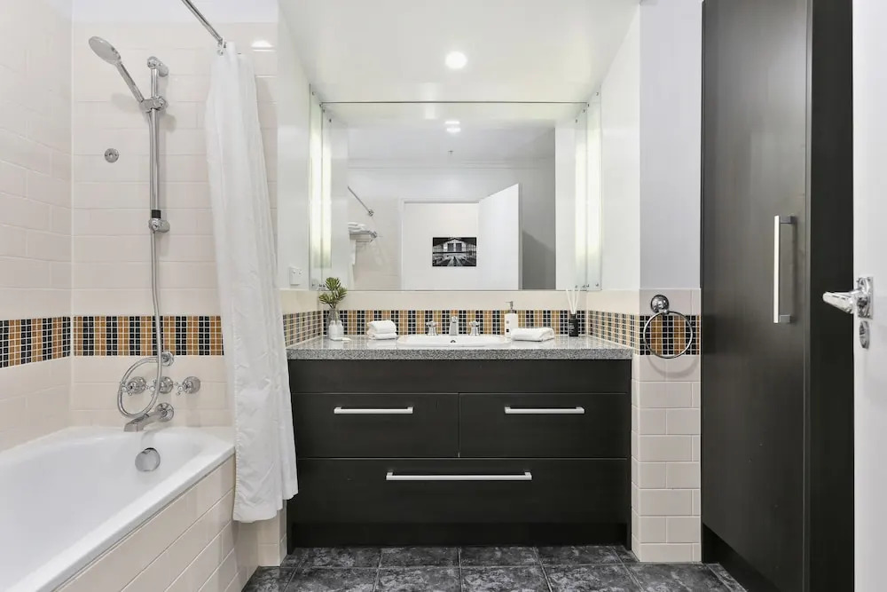 Renovated Apt with huge deck & car park