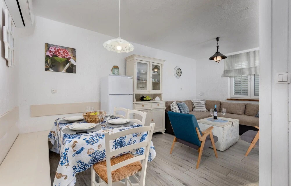 Nice Home in Pinezici With Wifi and 4 Bedrooms