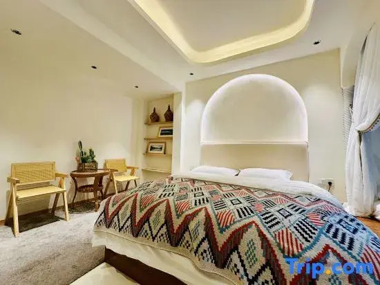 Mountain Pool and Cloud Realm Homestay Hotel