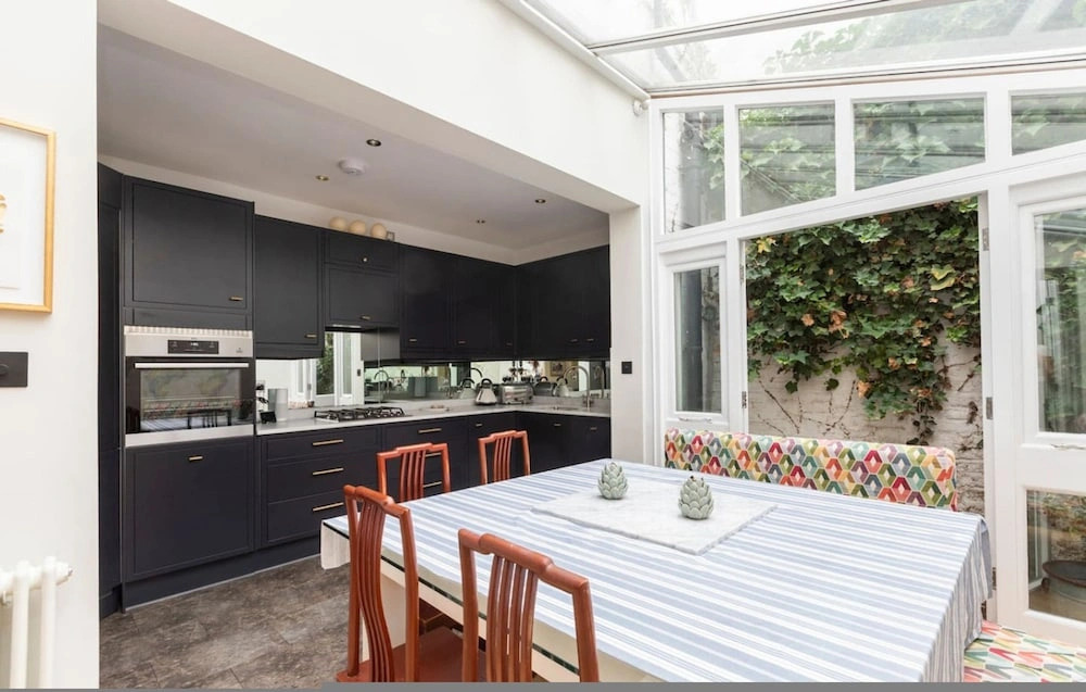 Whoops-a-daisy 3 Bedroom in Notting Hill