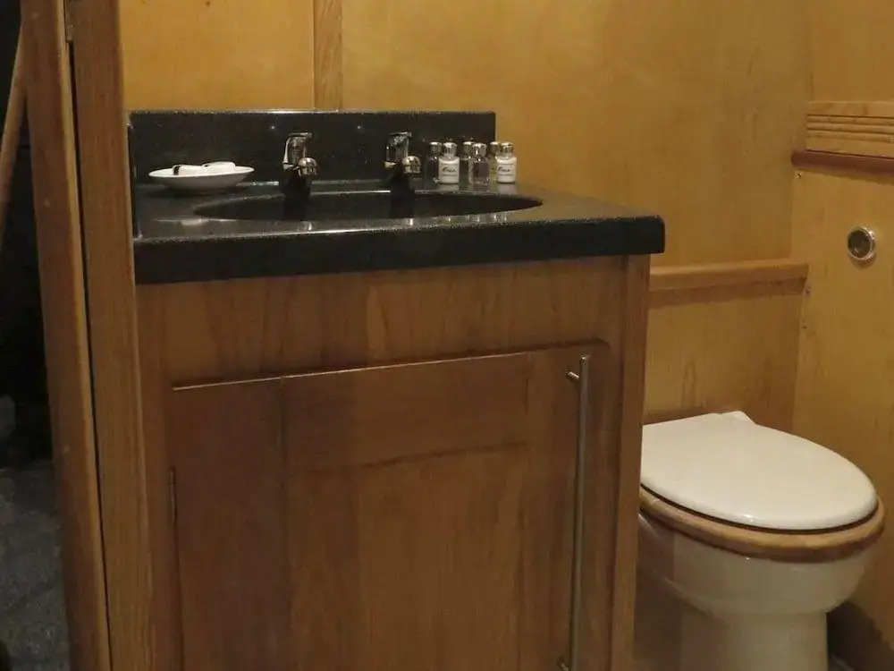 Houseboat Hotels