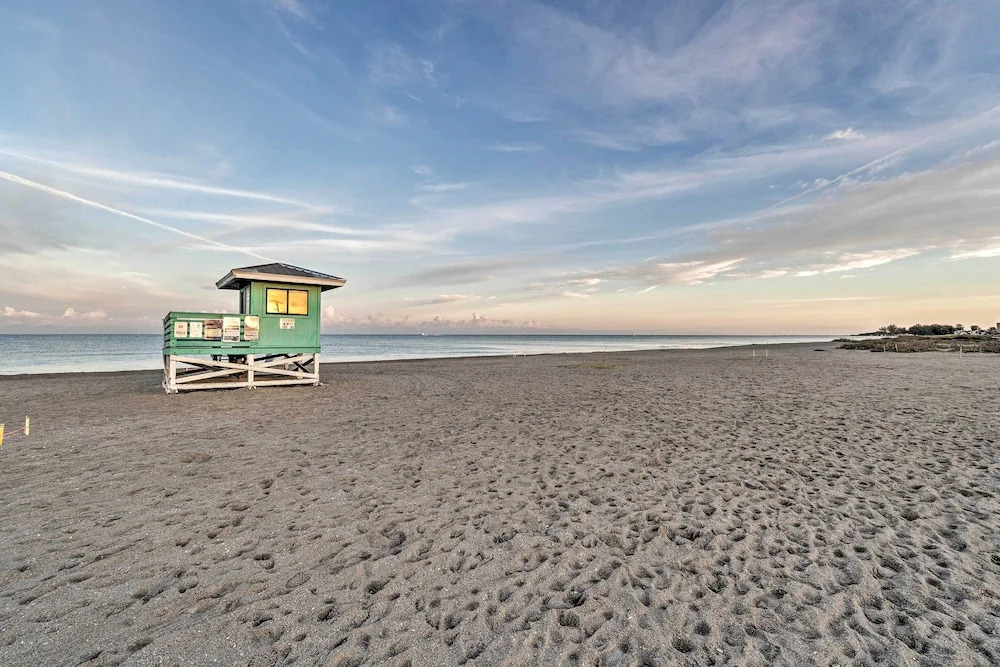Central Venice Apartment w/ Balcony, Walk to Beach