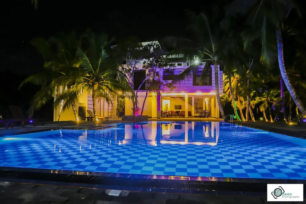 Shades Hotel & Villa