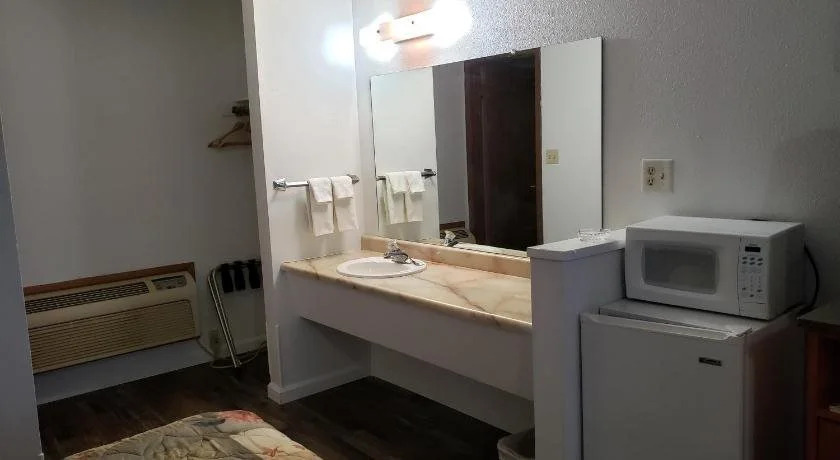 Oasis Inn and Suites