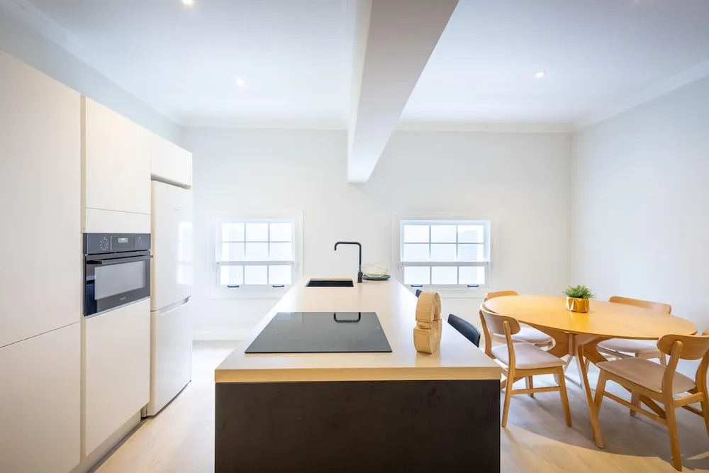 Modern Elegant Broadway Vibes in Willemstad