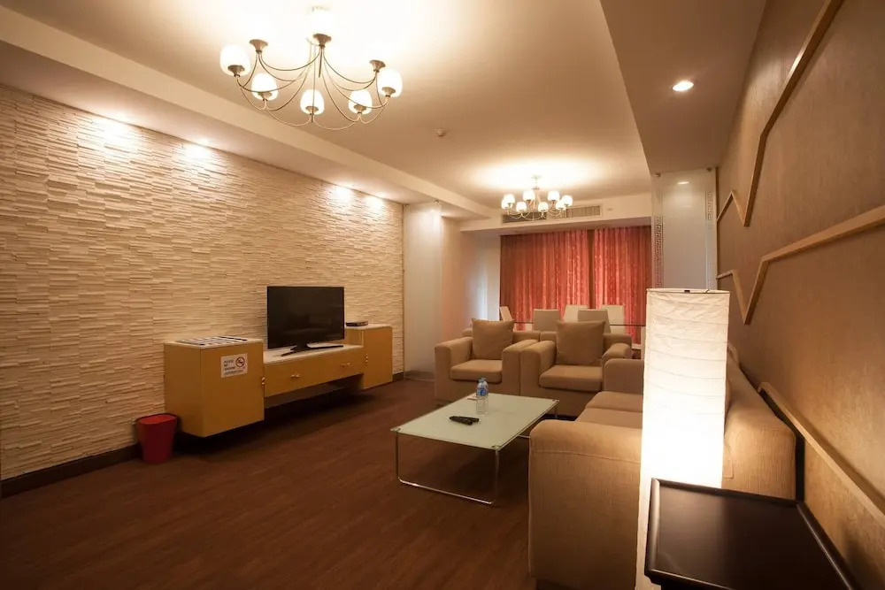 4D - 3 Bedroom Downtown Apartment With Shared Pool