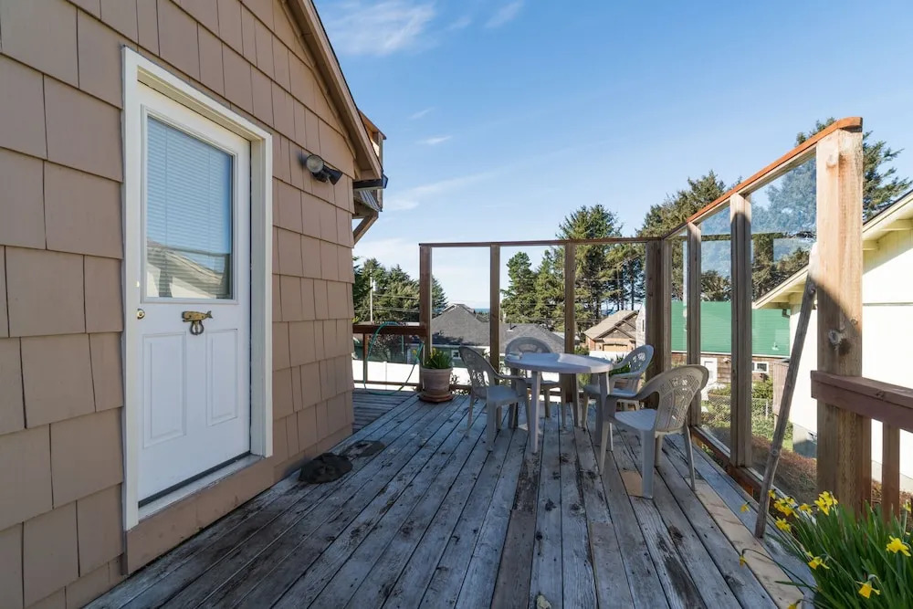 Betty's Beach Bungalow 2 Bedrooms 2 Bathrooms Home