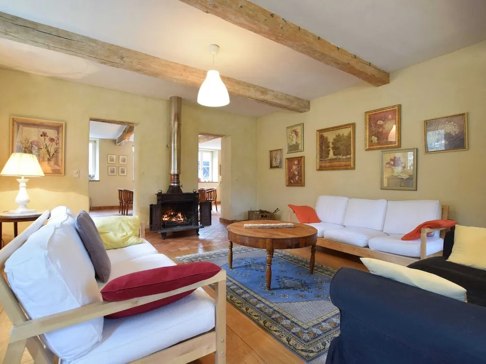 Castle Wing Situated in the Heart of a Quiet