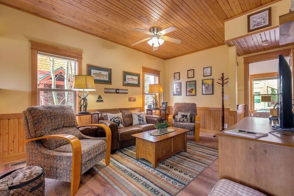 Riverfront Cabin, 4 Mi to Granby Ranch
