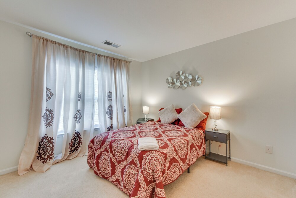 Dog-friendly Townhome w/ Patio in Charlotte Area!