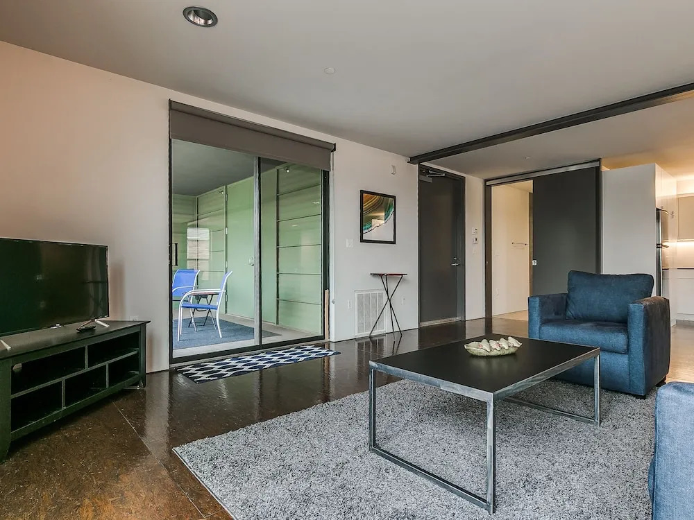 Jolly Ollie - Ultra Modern OKC Loft - Sleeps 4