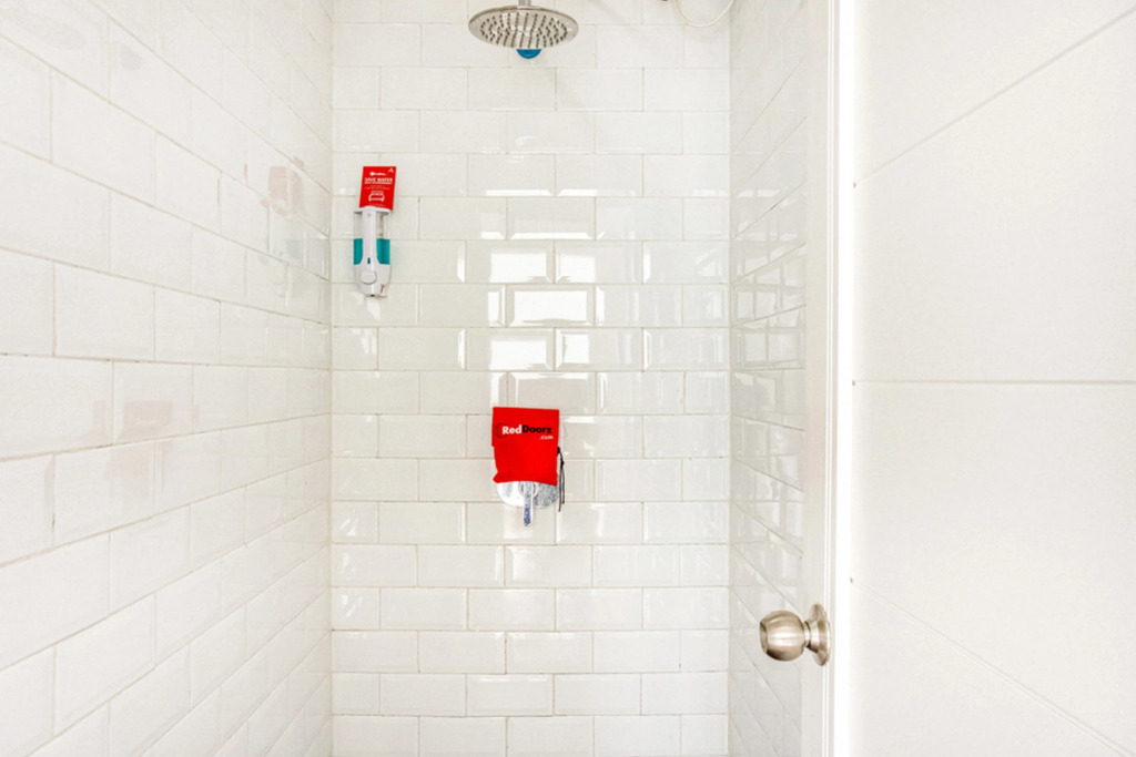 RedDoorz Hostel near Tugu Train Station