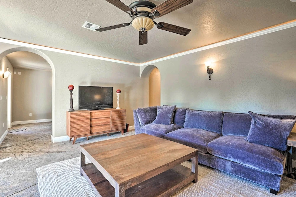 Luxe Getaway w/ Riverfront Views in Grants Pass!