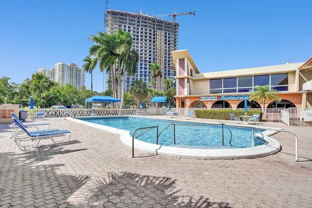 Beautiful cozy 1br apartment walk from the ocean!