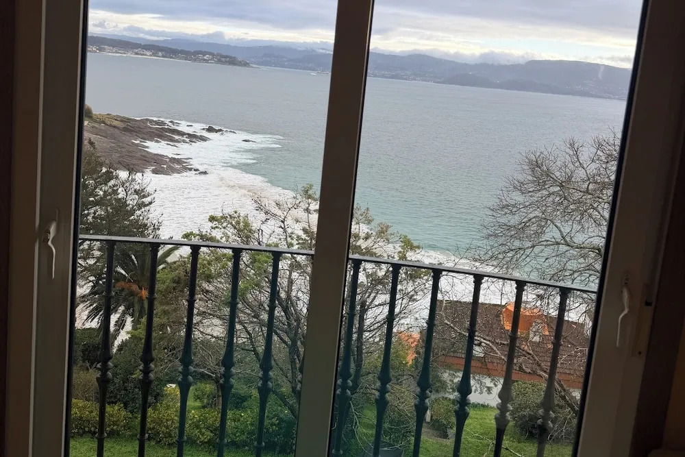 2 Bed Apt Sleeps 4 - Two TVs - Free Parking