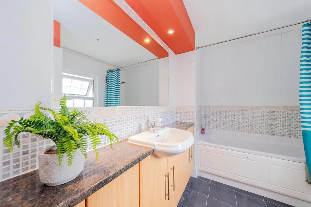 Cosy three bedroom flat next brighton seafront SLEEP 8