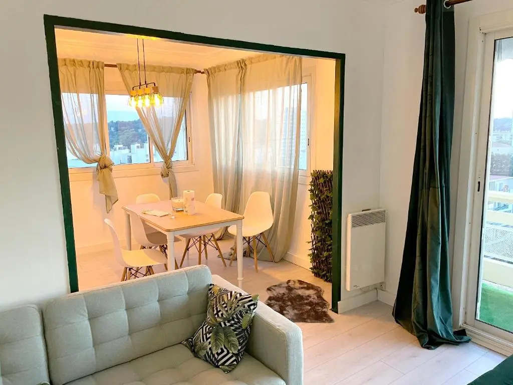 Appartement de 2 chambres avec vue sur la mer balcon et wifi a Toulon a 5 km de la plage