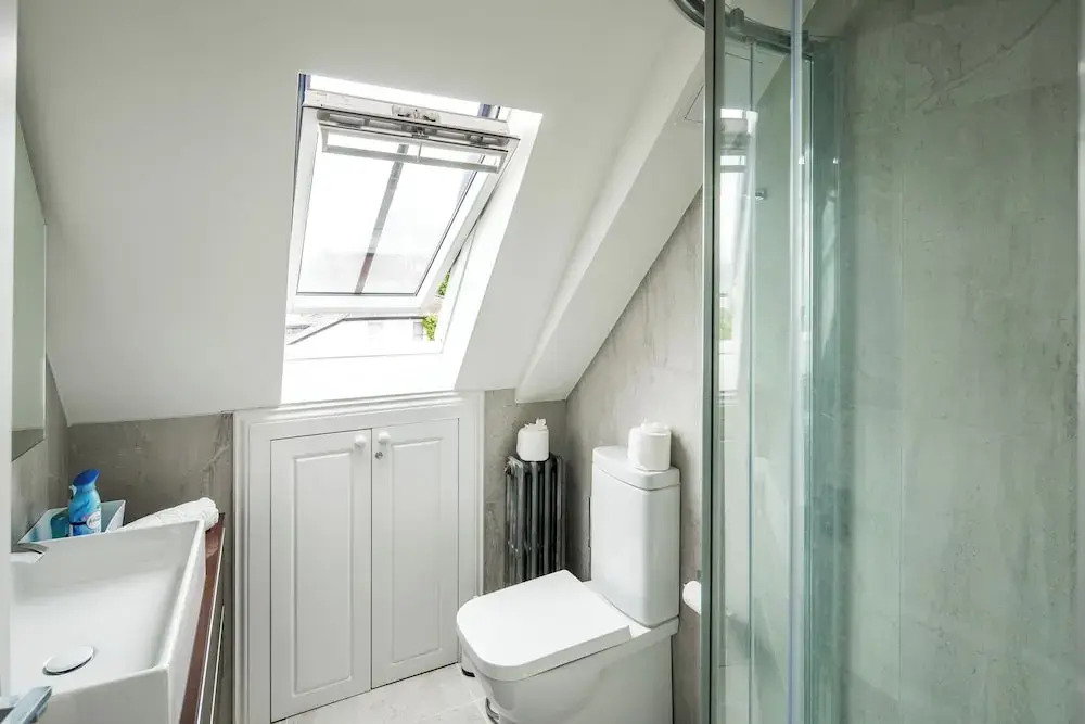Sleek and Stylish 1BD Apt w/ Balcony, Hammersmith