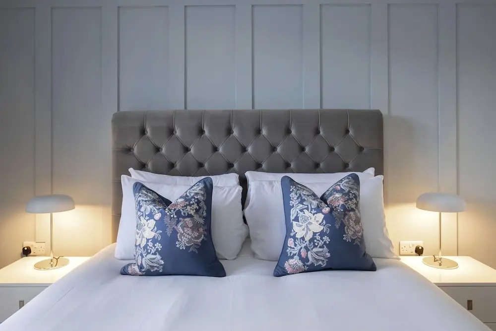 Elliot Oliver - Luxurious Two Bedroom Apartment in The Docks