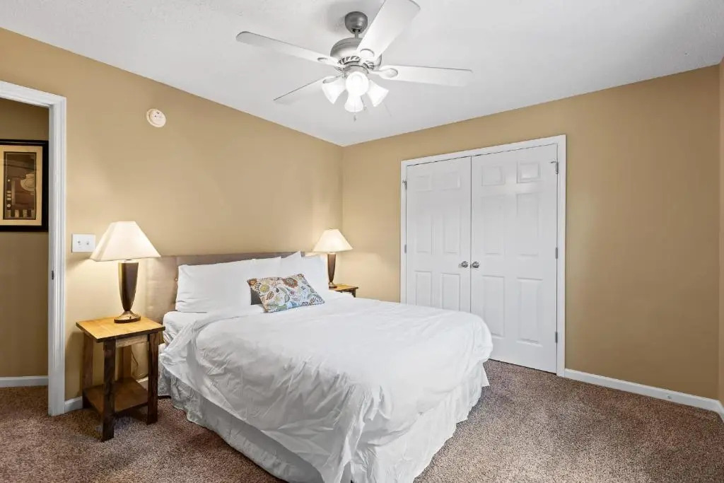 The Elmwood Farmhouse- 10 Mins to Downtown Chattanooga