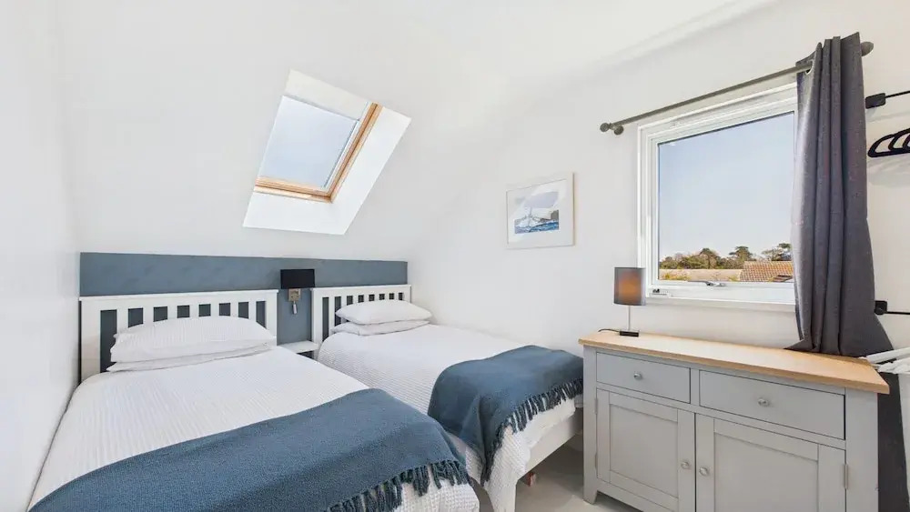 Charming 2-bed Family Cottage Your West Bay Retreat