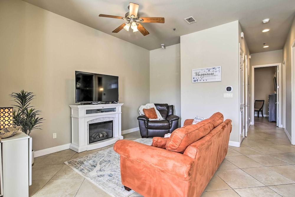 Texas Condo w/ Outdoor Pools - Walk to Beach!