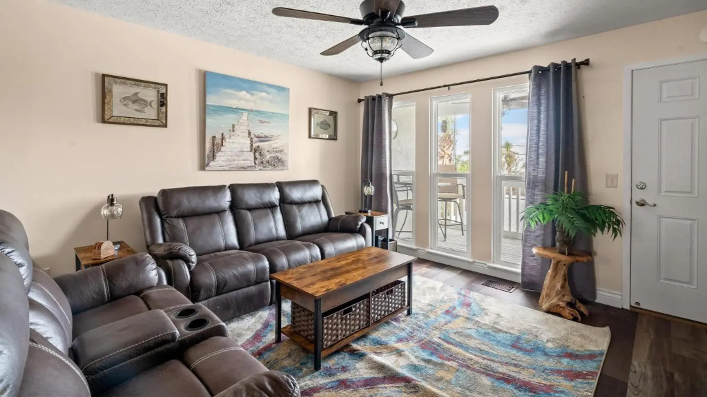 D's Beach Retreat - 2 bedroom townhome in front of Schooners with gulf views & private hot tub!