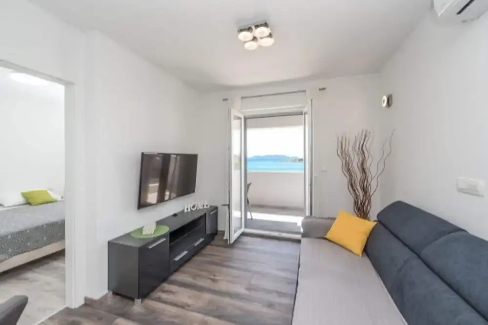 Apartment Right on the Janice Beach in Pakostane